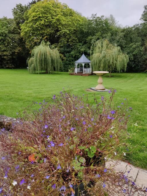The Nook Located In A Beautiful Garden Setting With Parking Villa Стратфорд на Ейвън Екстериор снимка