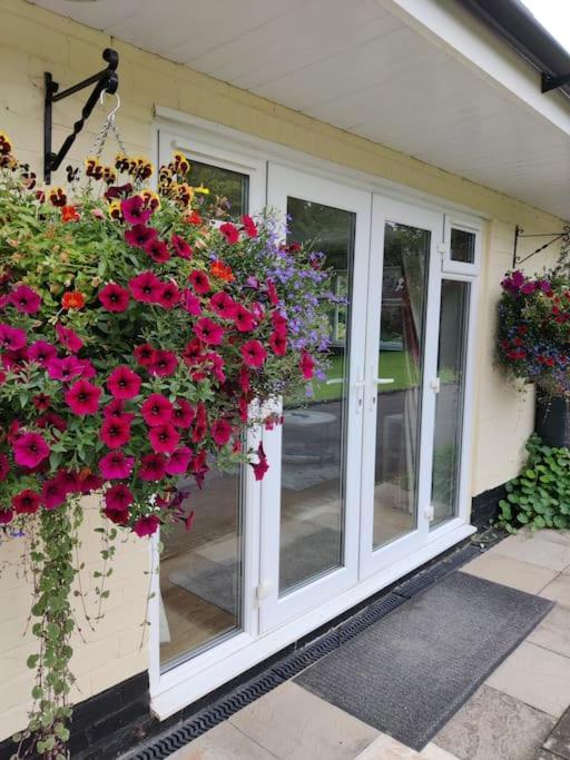 The Nook Located In A Beautiful Garden Setting With Parking Villa Стратфорд на Ейвън Екстериор снимка