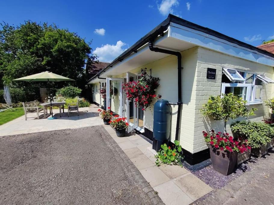 The Nook Located In A Beautiful Garden Setting With Parking Villa Стратфорд на Ейвън Екстериор снимка